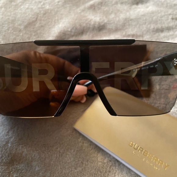 🏇🏇BURBERRY SUNGLASSES🏇🏇 - Picture 7 of 8